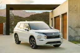 2022 Mitsubishi Outlander Front Right in White